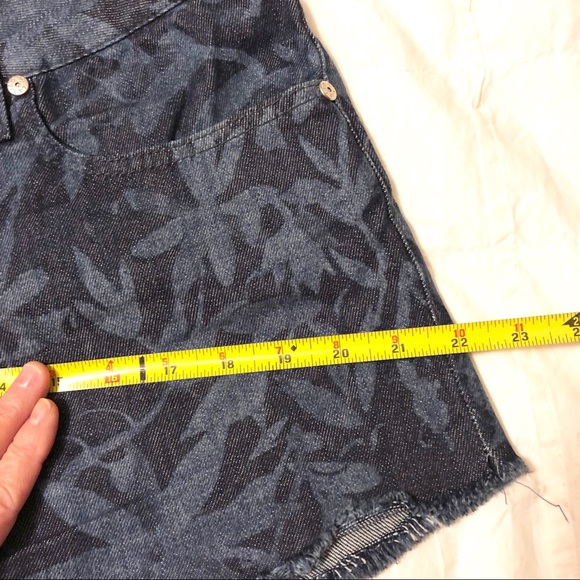 Cantão jeans shorts size 10 - Picture 5 of 9